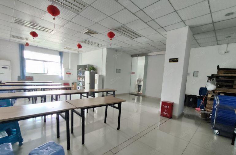 观澜梅观高速口原房东红本三楼1300平实际面积出租，带精装修