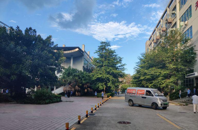 观澜牛湖地铁口园区二楼1000平地坪漆厂房出租，500起分租