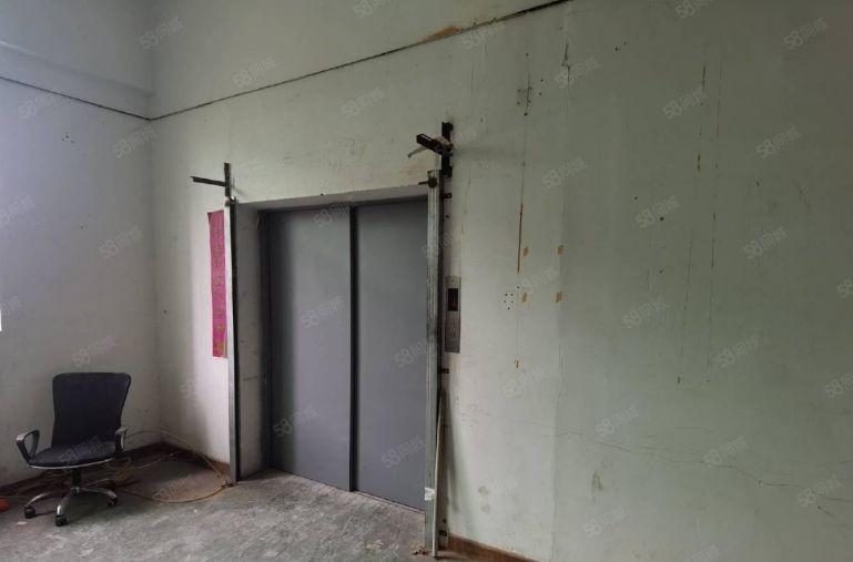 3吨货梯单独使用，隔好三套办公室，性价比非常高，