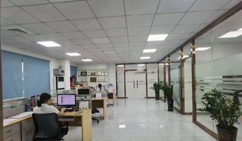 龙华地铁站附近整层1100平精装厂房出租，使用率高，现成家具