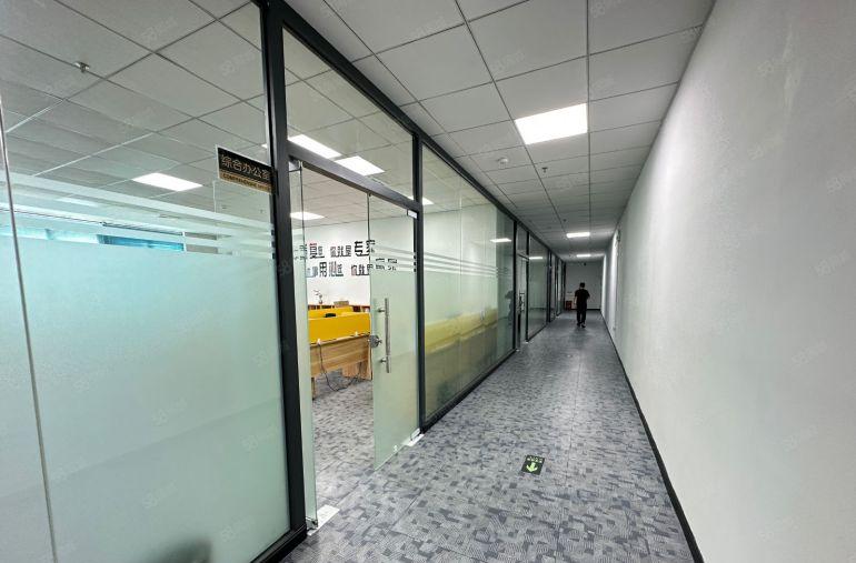 龙华观澜桂花地铁口楼上整层精装修2200平米厂房出租