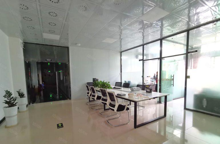 观澜轻轨站边楼上500平方现成精装修红本厂房仓库出租可分租