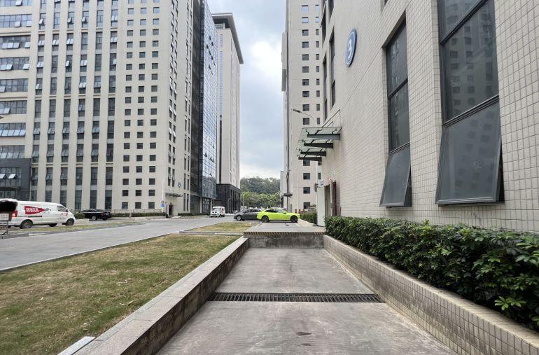 龙华清湖红本厂房980平方仓库出租高速路口带卸货平台好招工