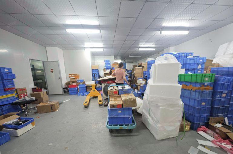 观澜新田二楼500平红本厂房，精装修有小无尘车间，可拎包入住