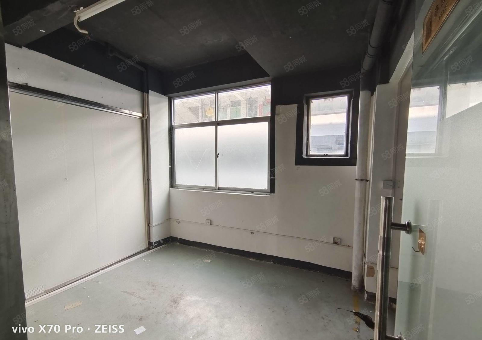 龙华大浪浪口附近新出楼上240平厂房出租