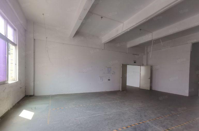 龙华区福城街道竹村地铁口附近楼上带装修厂房出租，水电齐全