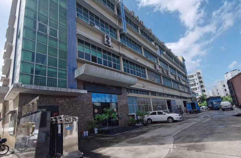 龙华观澜竹村地铁口楼上带装修厂房出租可分租，面积2200平米