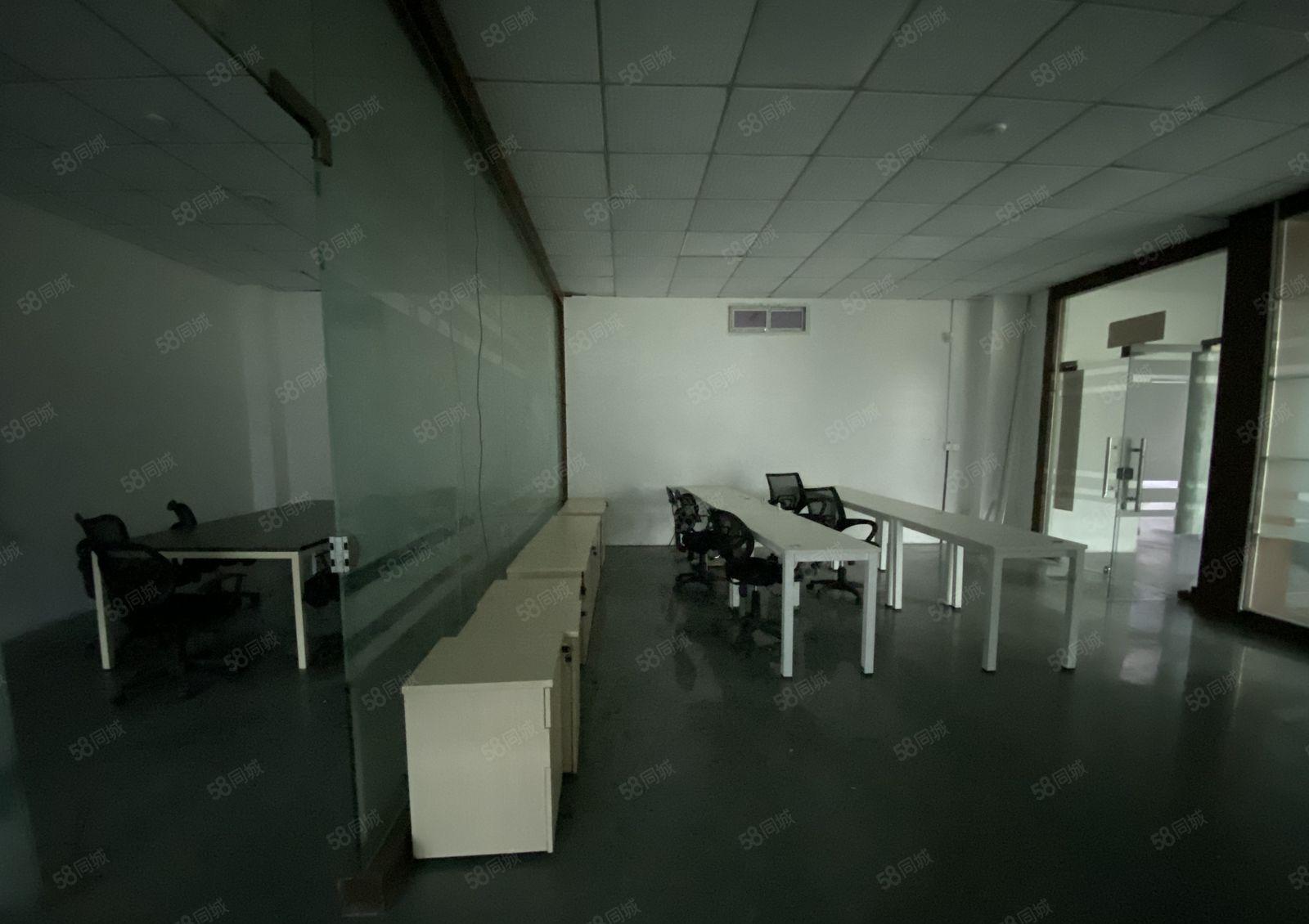 观澜章阁大富工业区新出楼上750平带办公室装修标准厂房出租。