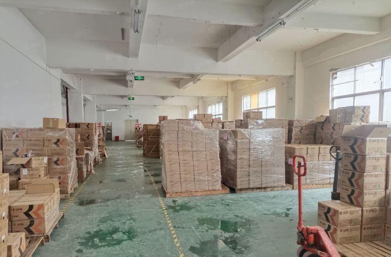 龙华大浪阳台山地铁口附近独栋6000平可分租200平超大空地