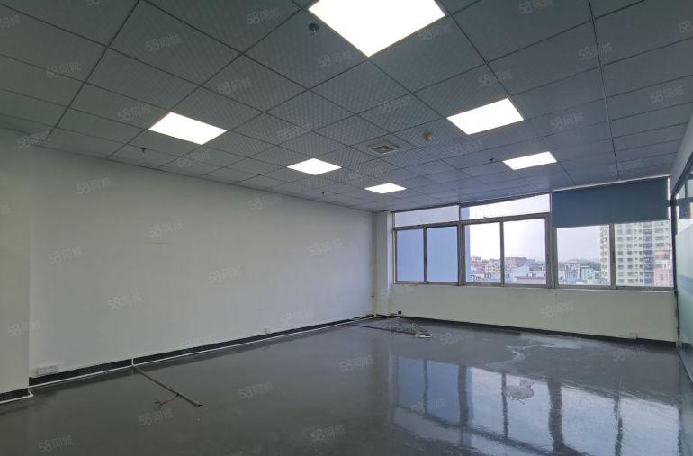 观澜竹村地铁站附近楼上厂房出租面积960平米，水电齐全带装修