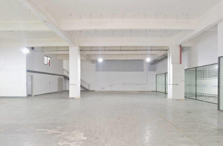 大浪新百丽附近一楼厂房，780平，实用面积七成，货车进出方便