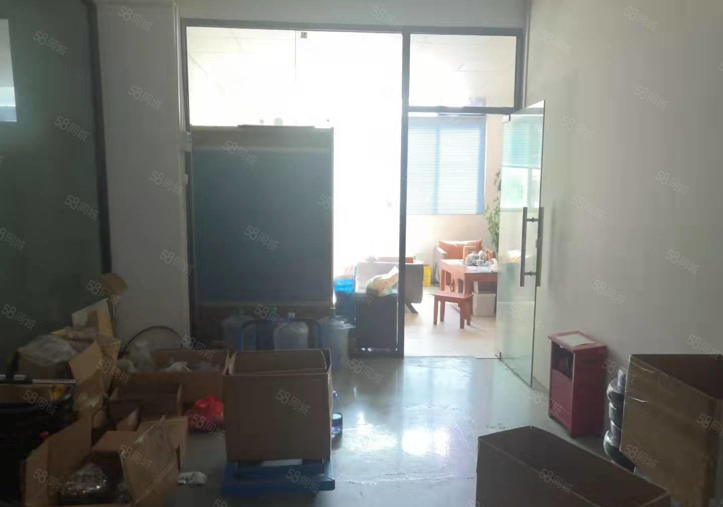 深圳龙华大浪阳台山东地铁站附近216平小精装厂房出租。