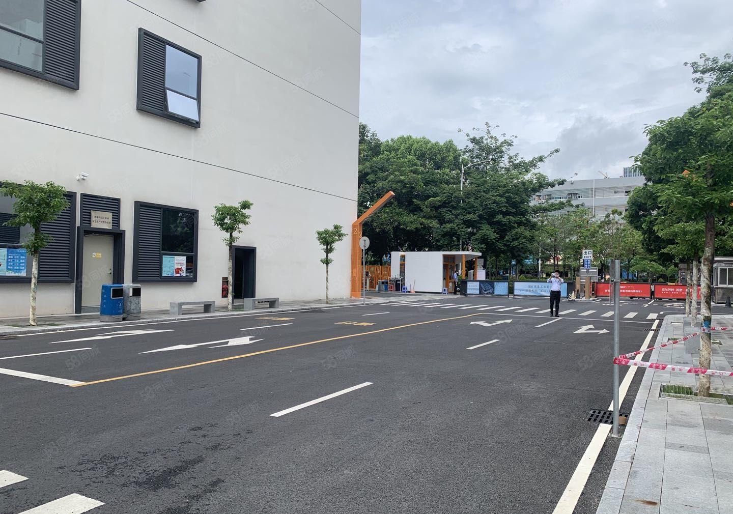 龙华新区大浪原房东独院6480平实际面积厂房出租，可分