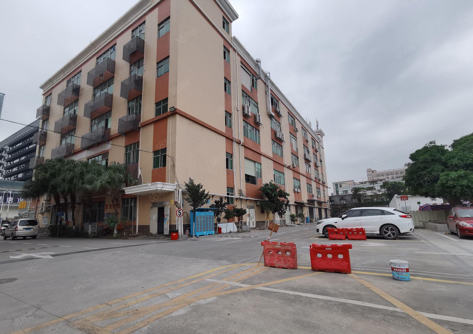 观澜章阁主干道边楼上带装修厂房出租，面积400平米水电齐全