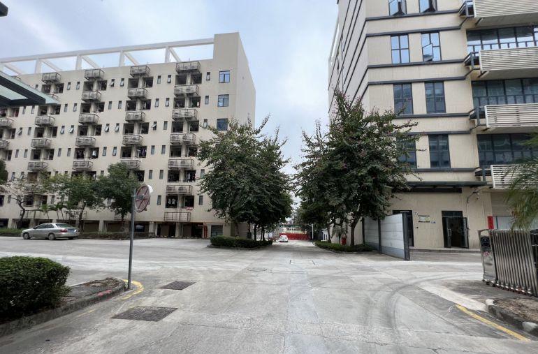 龙华工业园二楼厂房2280平方仓库出租带地坪漆好招工空地很大