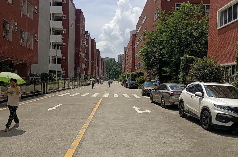 龙华大浪商业中心附近新出花园式厂房独栋2万平可分租超大空地。