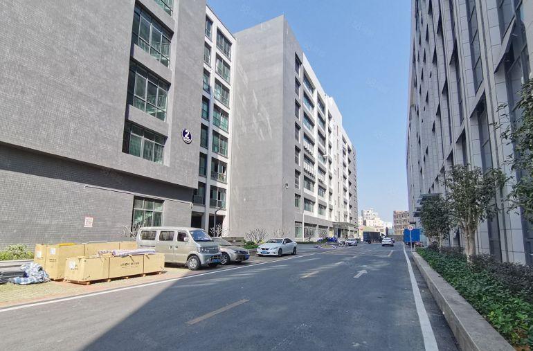 高标准厂房出租12000平500平起分租全新地坪漆带消防喷