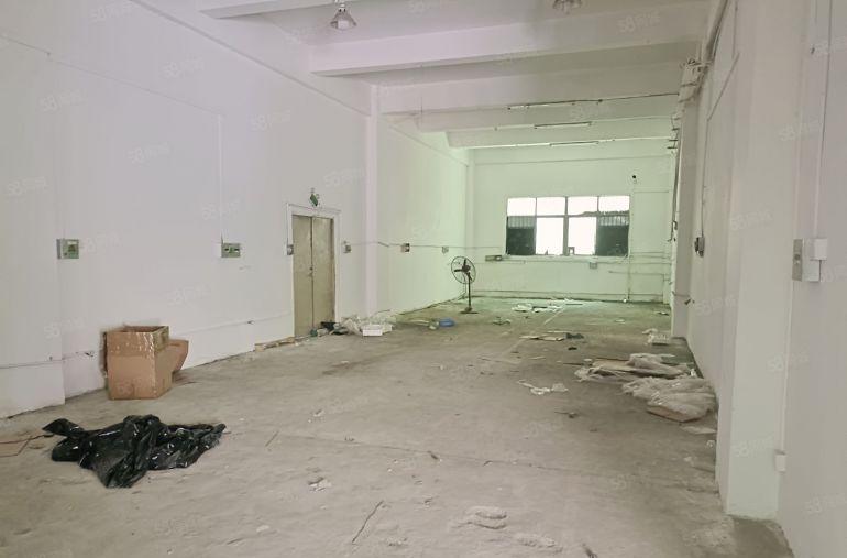 大浪石凹工业区附近楼上整层1500平可分租，另外一楼600平