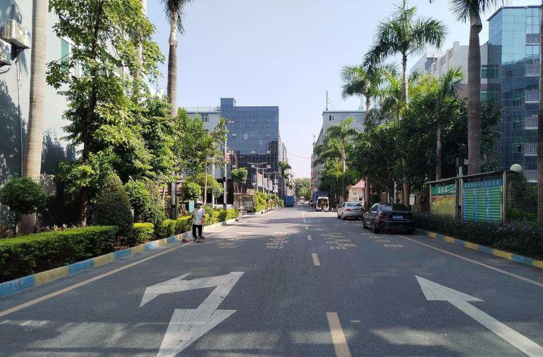 龙华清湖北地铁旁工业园新出楼上500平带3间办公室厂房出租