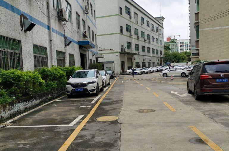 龙华大浪上横朗附近一楼1500平标准厂房出租，可分租300平