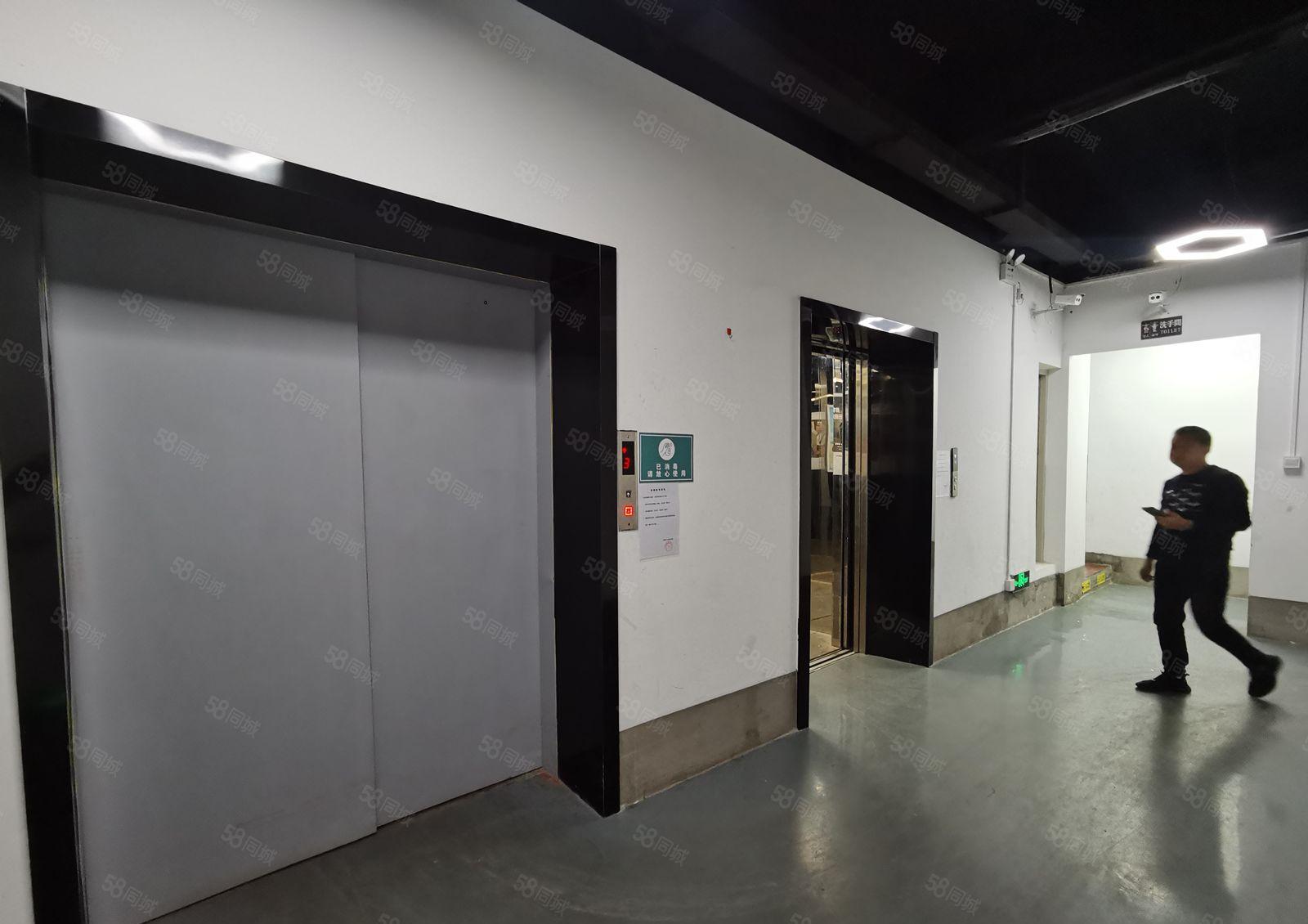 观澜章阁主干道边楼上带装修厂房出租，面积400平米水电齐全