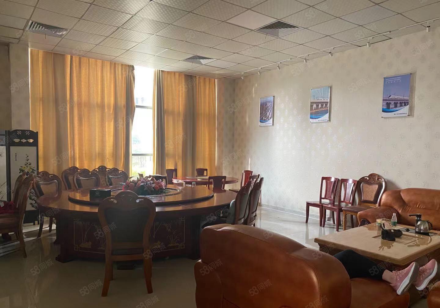 龙华河背工业区一楼950平精装办公室，带厨房。