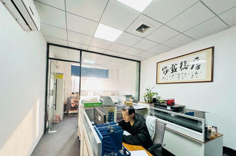 1800平精装修大浪村委厂房出租！200平起分租！红本厂房！