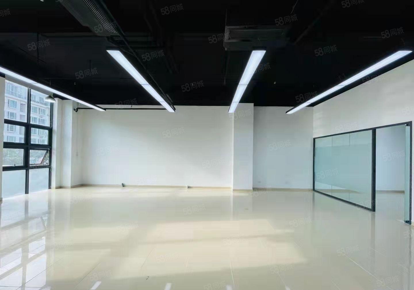 清湖地铁A出口站有精装办公室233.31平招租，可享企业补贴