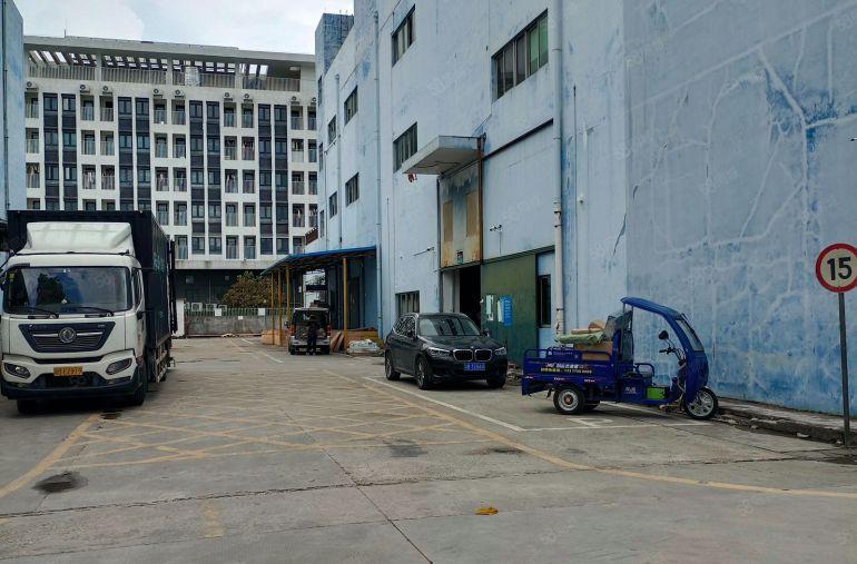 龙华大浪原房东红本独院9600平厂房出租，可以分租200平。