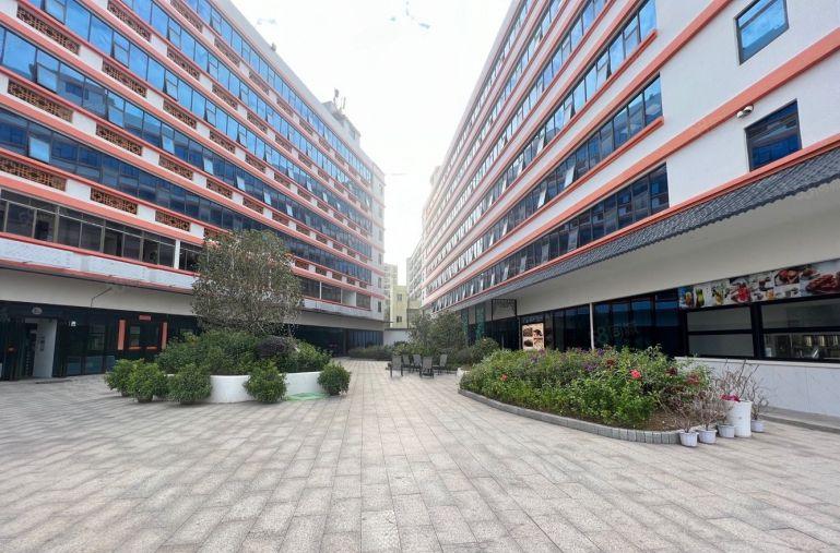 龙华地铁口560平，豪华装修，水电齐全，30块一平