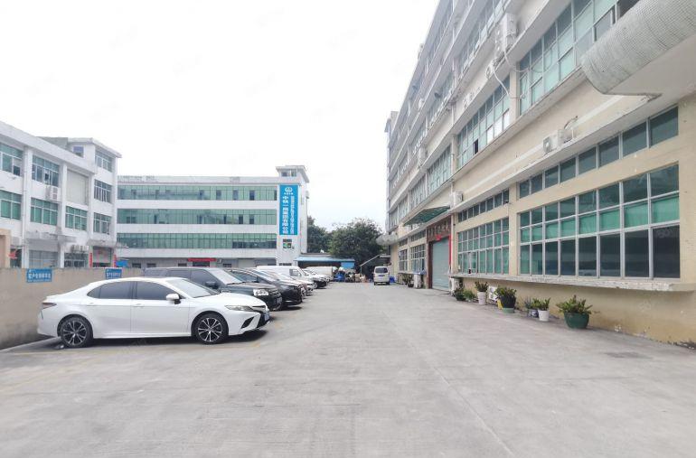 龙华观澜主干道边地铁口工业园楼上标准精装修厂房2000平！