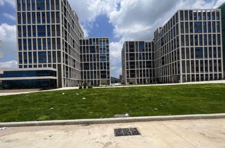 龙华一手房东二楼厂房1260平方出租可环评地铁口好招工空地大