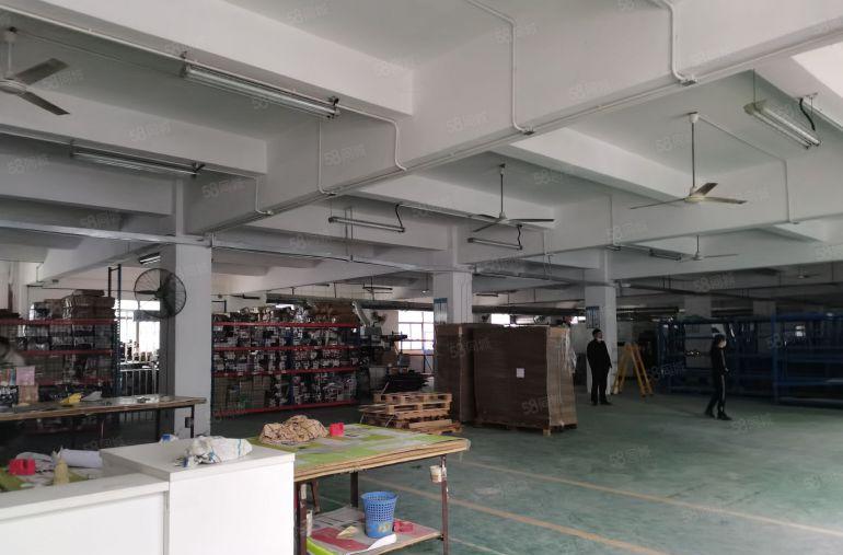 龙华新区观澜主干道边工业楼上二楼标准厂房1400平，低价出租