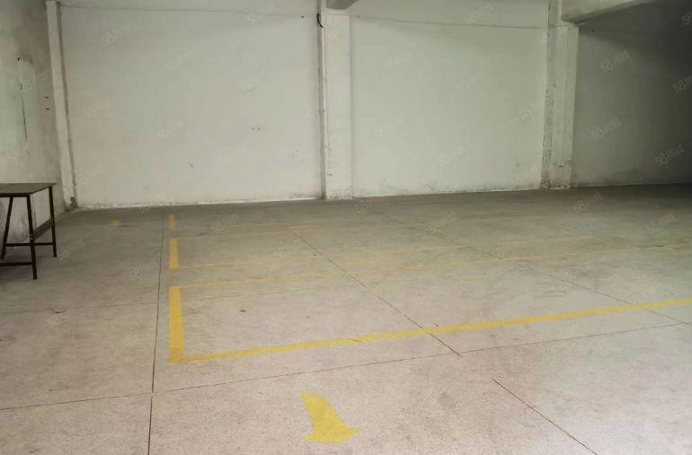 龙华大浪南路附近一楼厂房300平，1加1格局，能进大车
