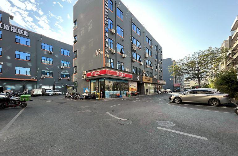 现成装修，龙华清湖地铁口楼上200平精装修办公室仓库厂房出租