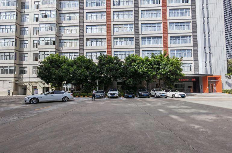 龙岗宝龙原房东工业园新出楼上整层2000平带装修红本厂房出租