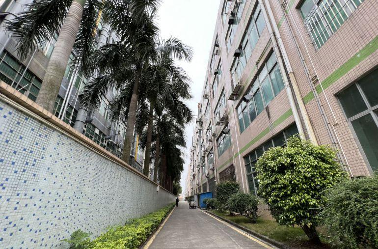 深圳龙岗工业园楼上整层1800平厂房出租配3吨货梯空地大免佣