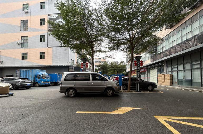 龙岗龙城广场地铁口电商园楼上200平带装修办公室厂房出租