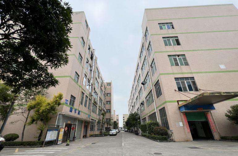 深圳龙岗工业园楼上整层1800平厂房出租配3吨货梯空地大免佣