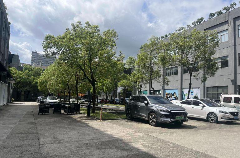 横岗六约花园式厂房出租2000平可分租，适合珠宝电子服装加工