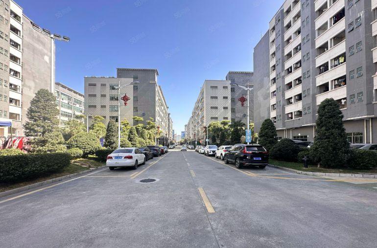 龙岗龙东地铁站旁科技园新出楼上1000平带装修厂房出租可分租