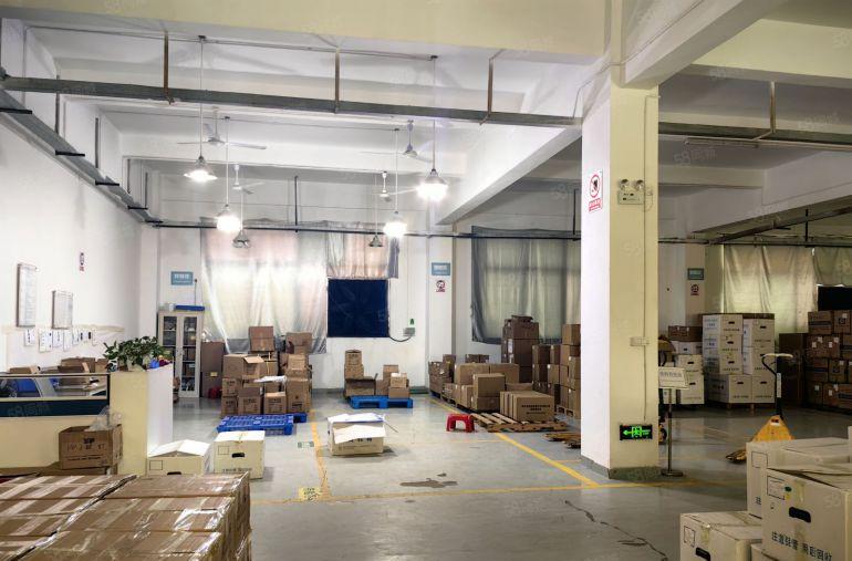 横岗地铁口附近原房东工业园一楼1000平方带卸货平台大小可分