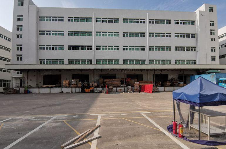宝龙科技城，一房东红本厂房仓库出租，带卸货平台，空地超大
