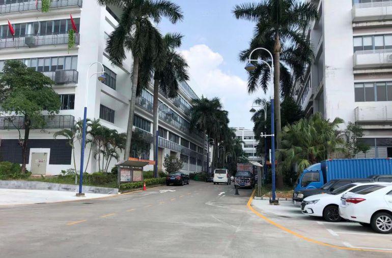 坂田地铁口大型电商园空出一套300平方带家私办公室出租