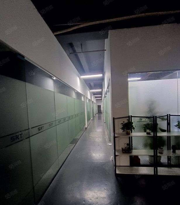 坂田5号线杨美地铁口整层精装办公室16个隔间，带独立卫生间！