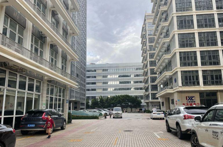 深圳龙岗中心城楼上精装修厂房仓库1000平出租可分租可办公