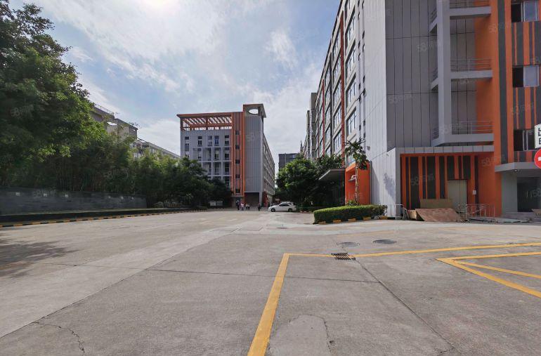 龙岗宝龙原房东工业园新出楼上整层2000平带装修红本厂房出租