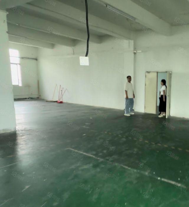 平湖万达旁边富民工业区原房东楼上550平米