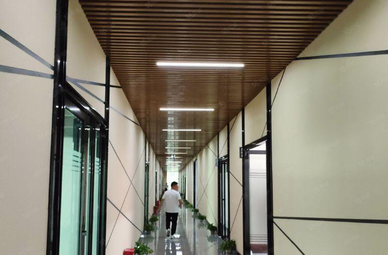 150平横岗永湖地铁口旁精装办公室 有大通间也有11格局