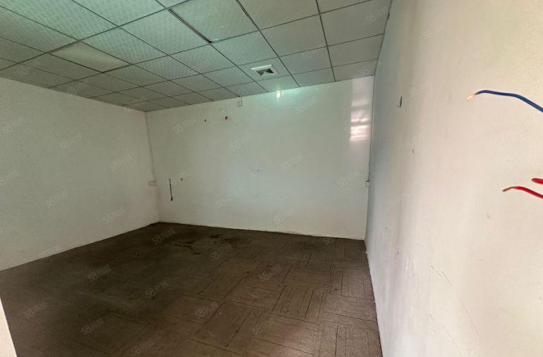 平湖富民工业区楼上的厂房260平米，带办公室